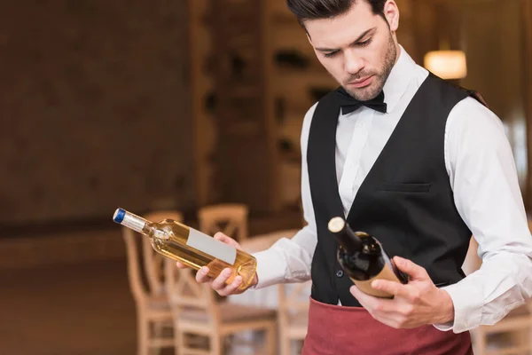 Camarero eligiendo vino - foto de stock