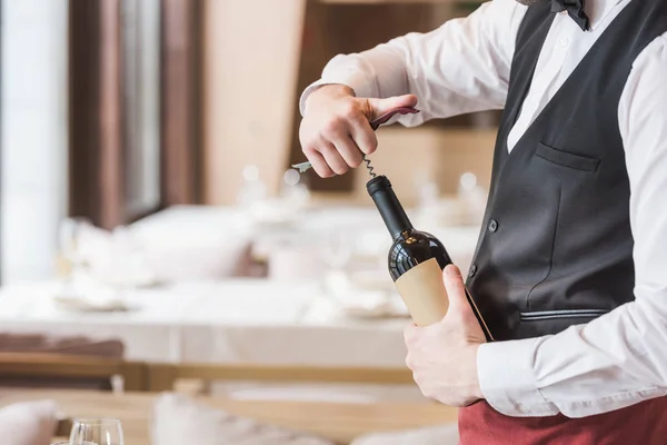 Botella de vino de apertura del camarero - foto de stock