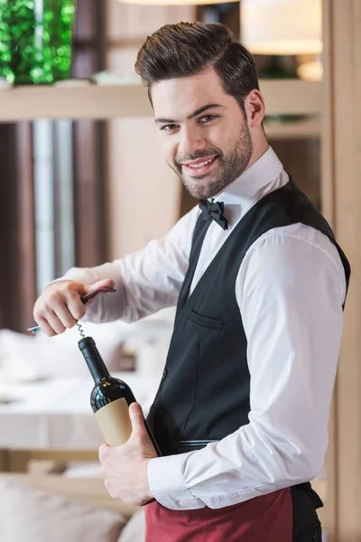 Botella de vino de apertura del camarero - foto de stock