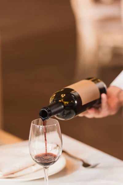 Serveur versant du vin rouge — Photo de stock