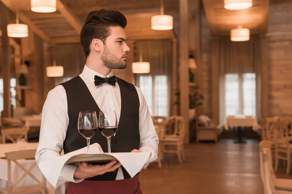 Bandeja de sujeción camarero con gafas de vino - foto de stock