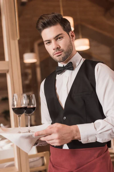 Bandeja de sujeción camarero con gafas de vino - foto de stock