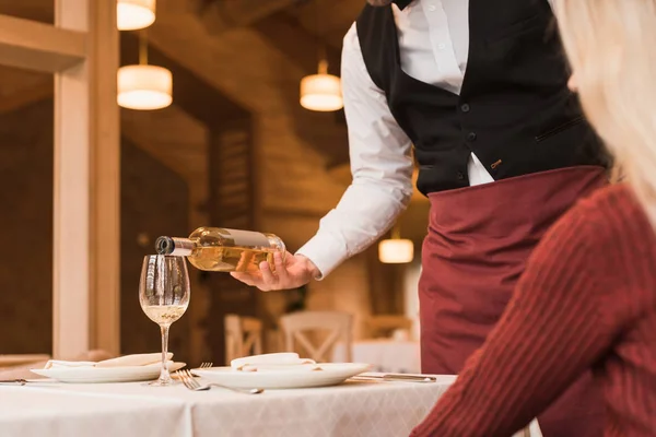 Cameriere versare il vino nel bicchiere — Foto stock