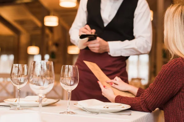 Waiter writing down the order of customer — Stock Photo