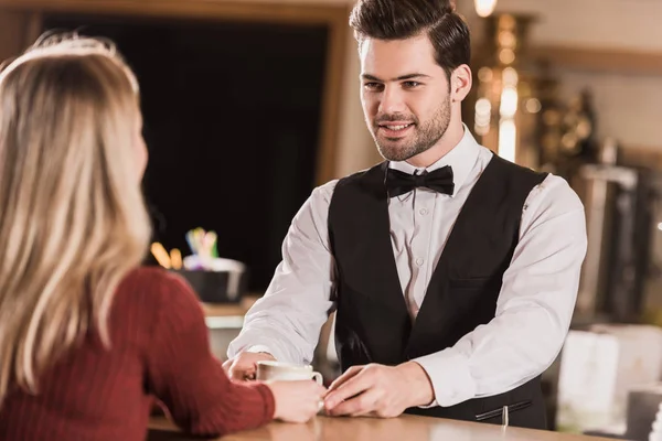 Bartender dando xícara de café para o cliente — Fotografia de Stock