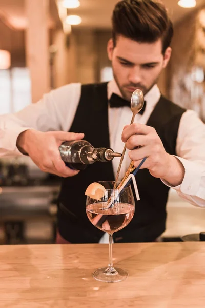 Barman fazendo coquetel — Fotografia de Stock