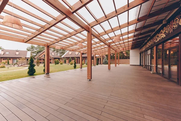 Restaurant avec décoration en bois — Photo de stock