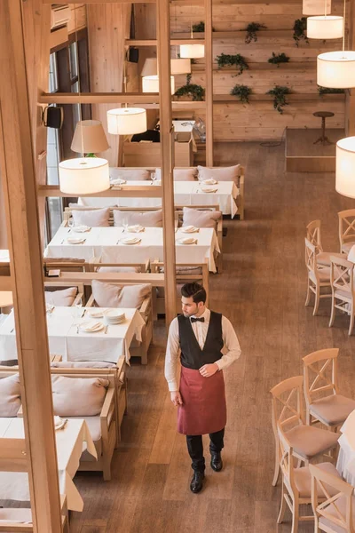 Waiter going between empty tables — Stock Photo