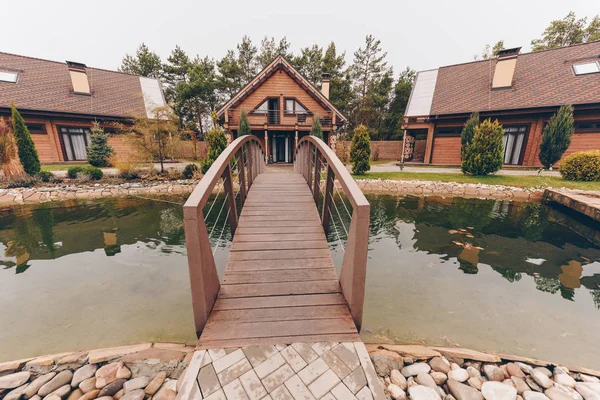 Wooden bridge over pond — Stock Photo