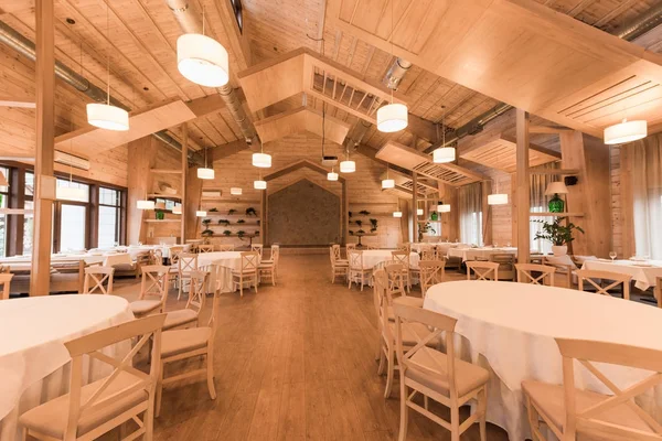 Restaurant vide avec intérieur en bois — Photo de stock