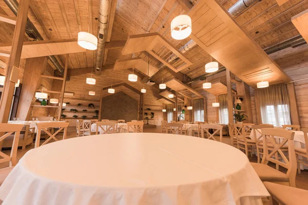 Пустой ресторан с деревянным интерьером — стоковое фото