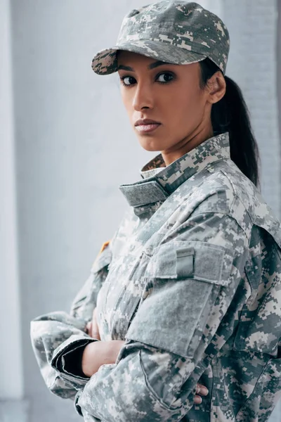 Soldado femenino en uniforme militar - foto de stock