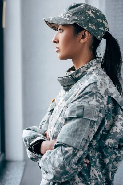 Soldat en uniforme militaire — Photo de stock
