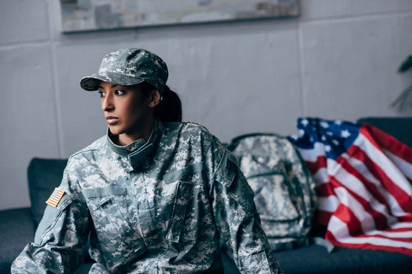 Soldado femenino y bandera americana - foto de stock