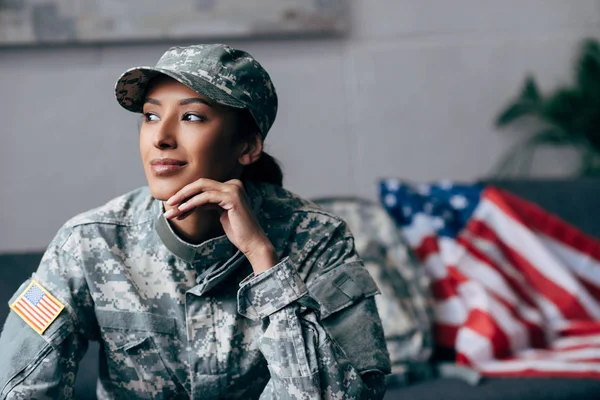 Nachdenklicher afrikanischer amerikanischer Soldat — Stockfoto