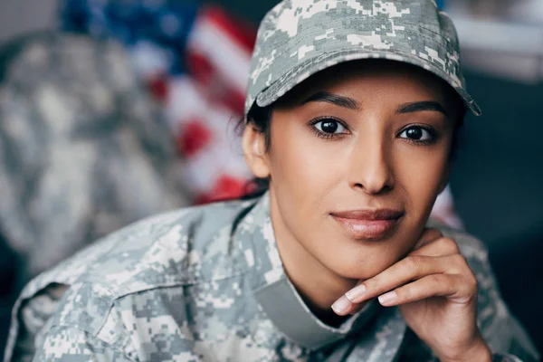 Soldado femenino en uniforme militar - foto de stock