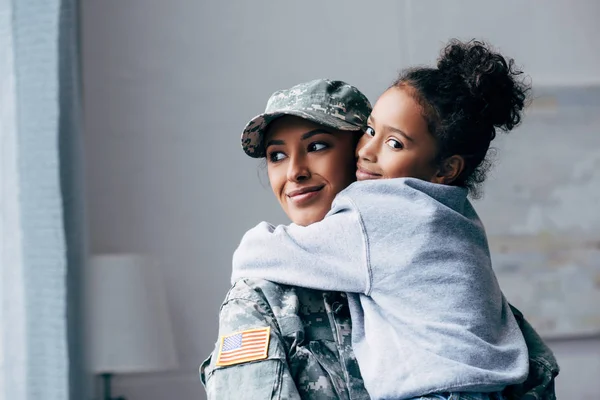 Soldier holding daughter on arms — Stock Photo