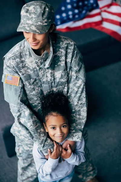 Hija y madre en uniforme militar - foto de stock