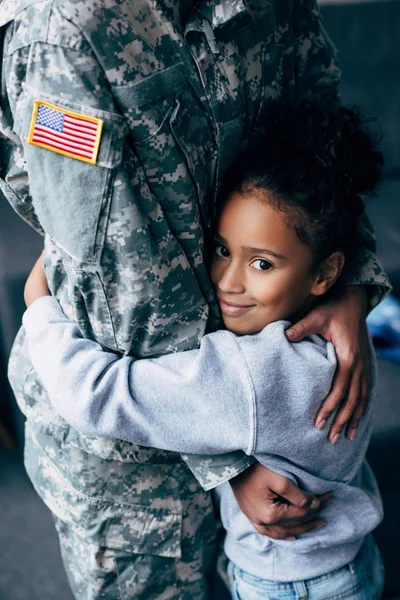 Дочка обійматися солдата — стокове фото