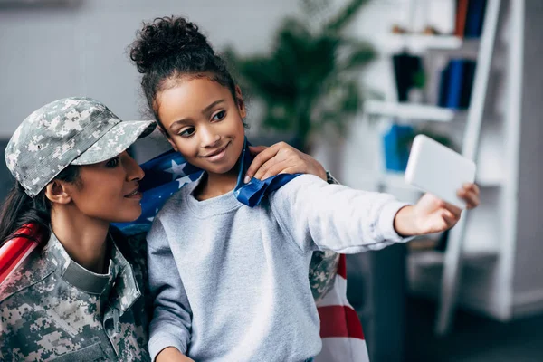 Soldato e figlia prendere selfie — Foto stock