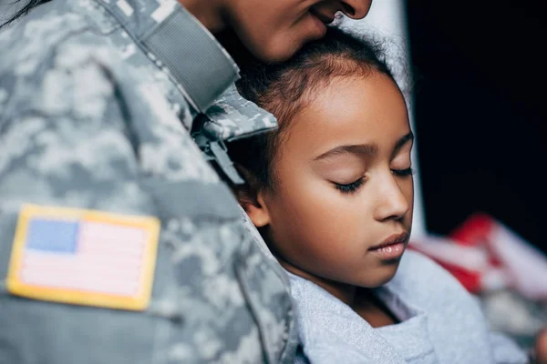 Fille dormir avec soldat — Photo de stock
