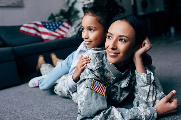 Afroamericana hija y madre - foto de stock