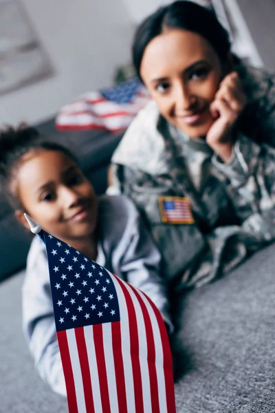 Hija y madre con bandera americana - foto de stock