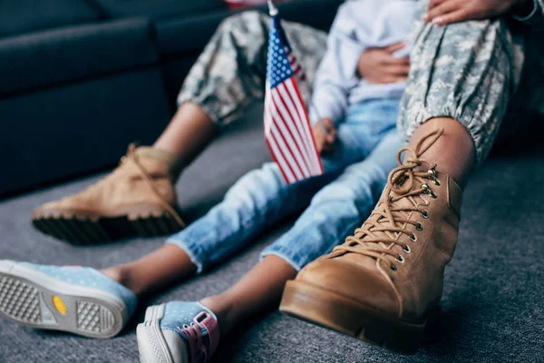 Famiglia con bandiera americana — Foto stock