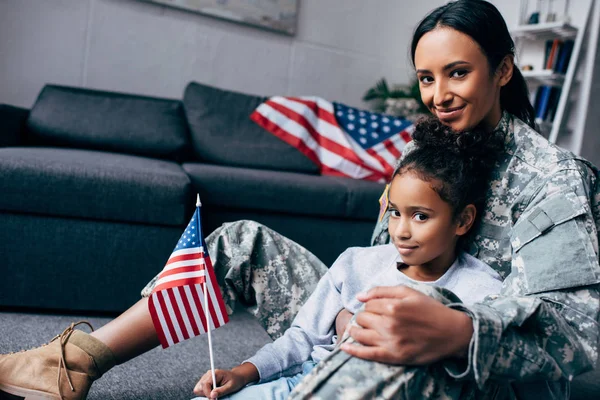 Filha e mãe com bandeira americana — Fotografia de Stock