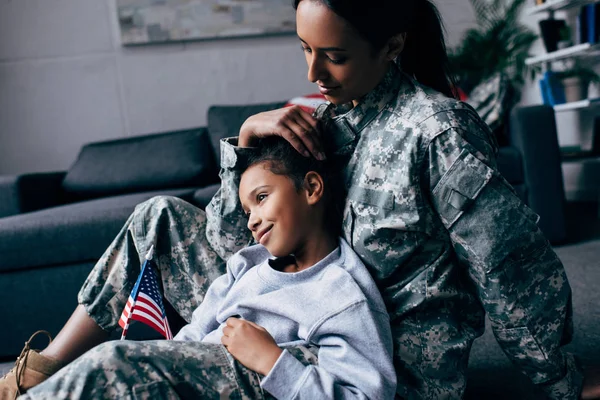 Hija y soldado femenino - foto de stock