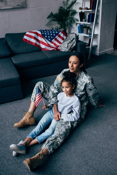 Hija afroamericana y soldado - foto de stock