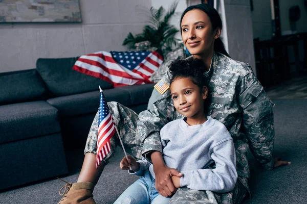 Filha e soldado com bandeira americana — Fotografia de Stock