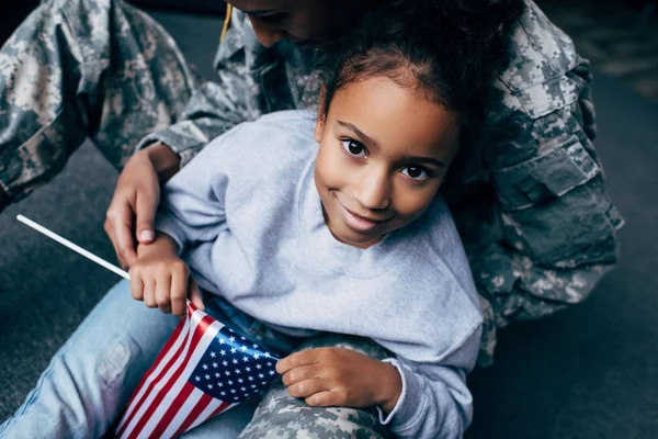 Дочь с американским флагом — стоковое фото
