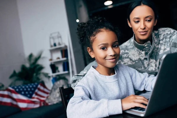 Mãe e filha usando laptop — Fotografia de Stock