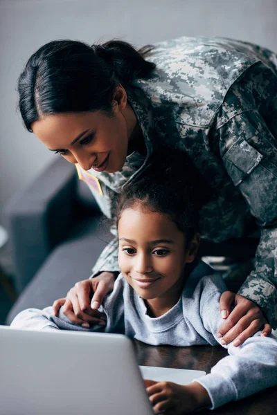 Fille et mère utilisant un ordinateur portable — Photo de stock