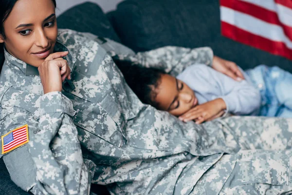 Figlia che dorme sulla madre — Foto stock