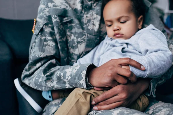 Soldado con hijo dormido - foto de stock