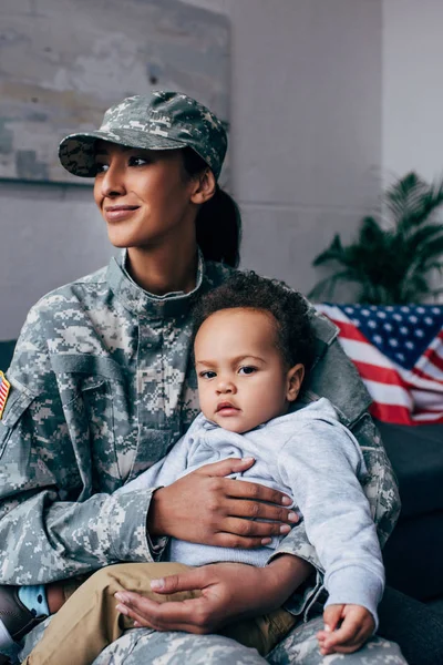 Soldat avec bébé — Photo de stock