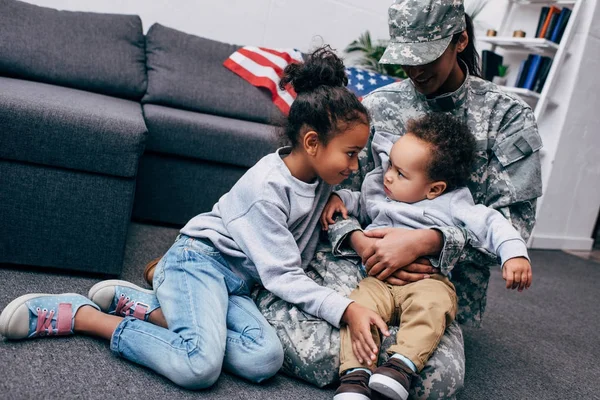 Enfants avec leur mère en uniforme militaire — Photo de stock