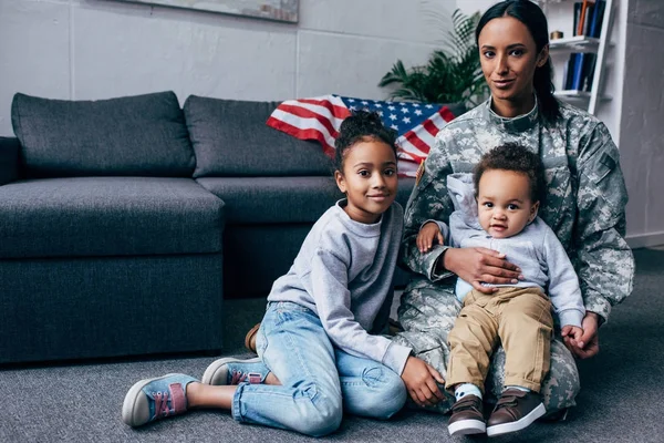 Bambini con madre in uniforme militare — Foto stock