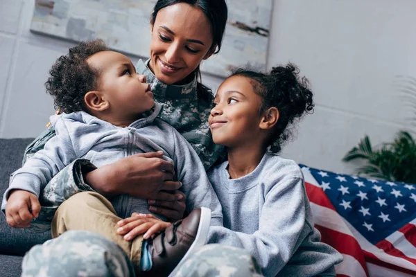 Niños con madre en uniforme militar - foto de stock
