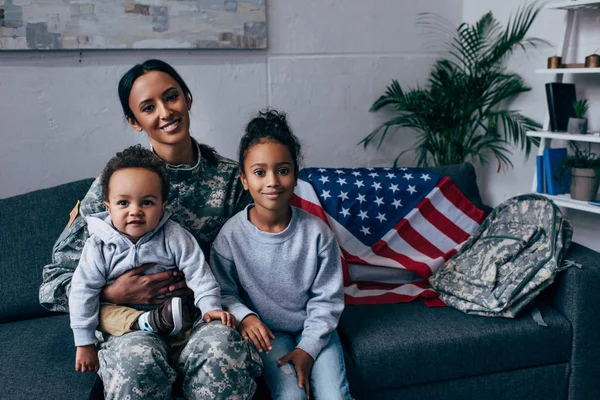 Madre afroamericana en uniforme militar - foto de stock