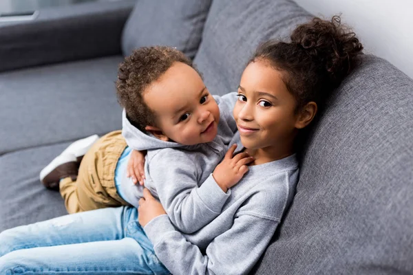 Hermana y hermano - foto de stock