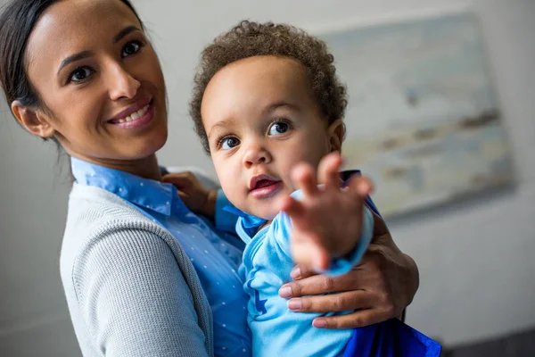 Mãe segurando pequeno filho — Fotografia de Stock