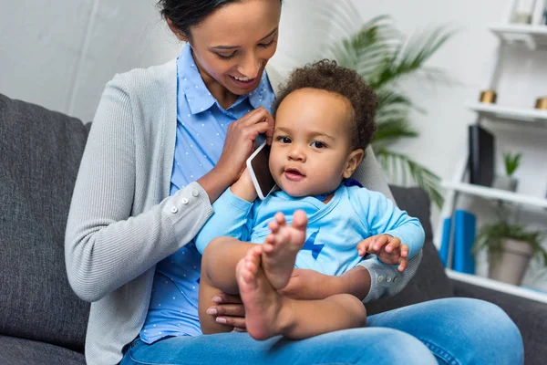 Bébé garçon parler sur smartphone — Photo de stock