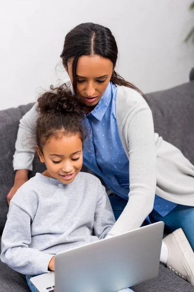 Mother and daughter with laptop — Stock Photo