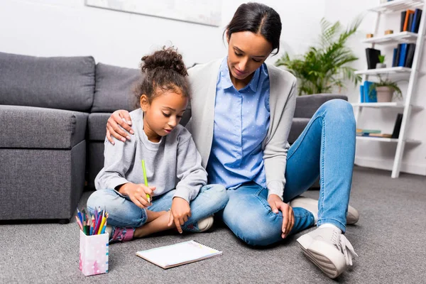 Mãe e filha desenhando juntas — Fotografia de Stock