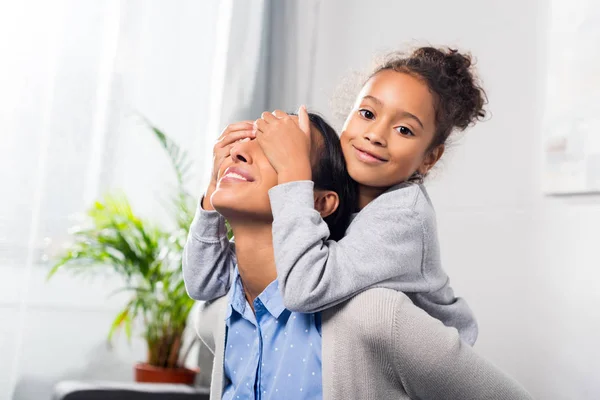 Filha fechar os olhos da mãe — Fotografia de Stock