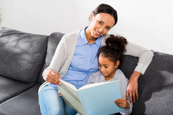 Mother and daughter reading book — Stock Photo