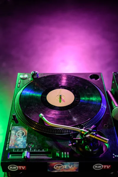 Mezclador de sonido con vinilo - foto de stock